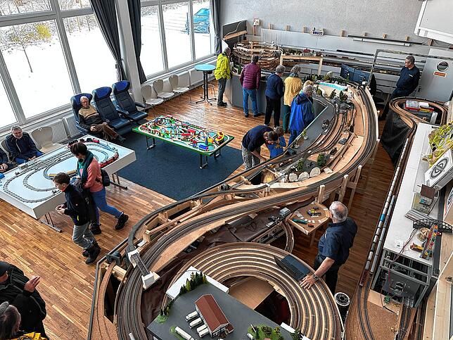 Mehrere Modelleisenbahn- und Spiel-Anlagen präsentieren die Modelleisenbahnfreunde ihren Gästen in der Galerie 87.