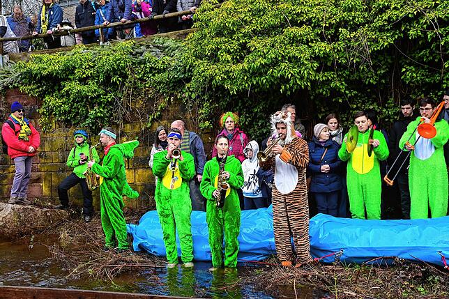 Bild 19: Batschnasse Riesengaudi: mit Pauken und Trompeten Da Bach na