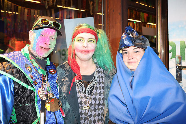 Bild 18: Konstanzer Straßenfasnacht 2025: Auch am Freitagabend wird in den Gassen gefeiert