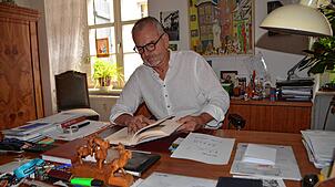 Peter Schmidt wird es auch ohne Tätigkeit im Gemeinderat nicht langweilig. Mit Stadtarchivarin Magret Meier hat er sechs Bücher ...