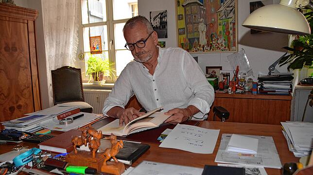 Peter Schmidt wird es auch ohne Tätigkeit im Gemeinderat nicht langweilig. Mit Stadtarchivarin Magret Meier hat er sechs Bücher ...