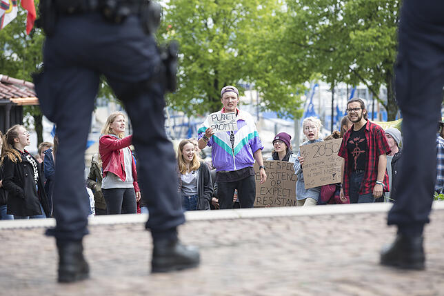 Eine handvoll Schüler der Fridays-For-Future-Bewegung demonstrierte vor der Konferenz.