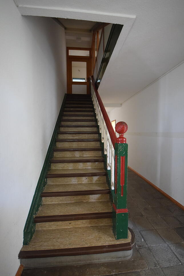 Diese Treppe führt vom Erdgeschoss in den ersten Stock des Zeiserhofs.