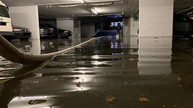 Wenn man in der Tiefgarage schwimmen kann: So viel Wasser steht in Privatkellern zum Glück eher selten.
