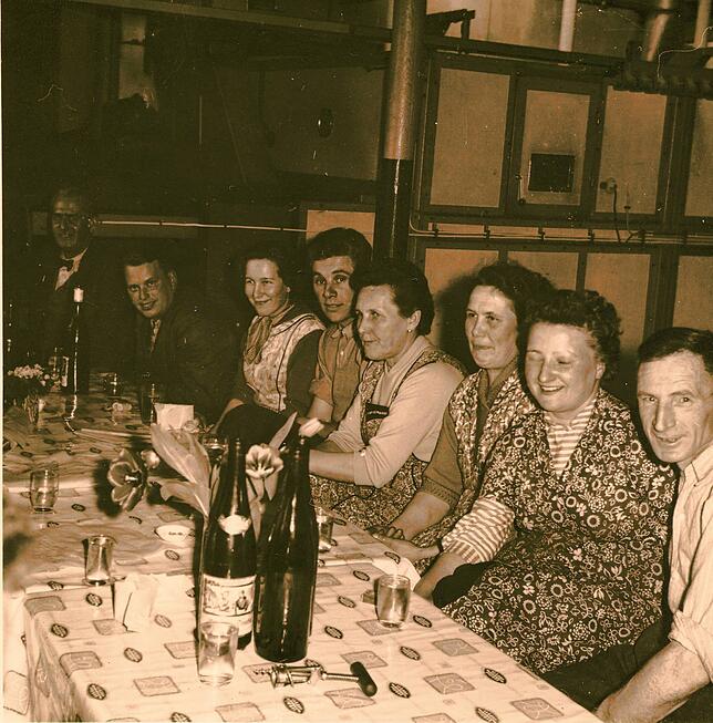 Das Team der Färberei der Wehra AG Mitte der 1950er Jahre bei einer kleinen Feier in der Abteilung: Da die Arbeit noch nicht so ...
