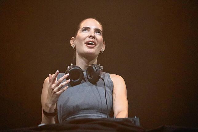 Bild 1: Southside 2023: Lilly Palmer legt im Zelt auf