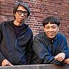 Iswanto Hartono (links) und Reza Afisina von Ruangrupa beten für den Frieden.