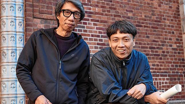 Iswanto Hartono (links) und Reza Afisina von Ruangrupa beten für den Frieden.