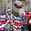 Sie haben allen Grund zur Freude: Fans der königlichen Familie feiern vor Schloss Windsor die Geburt des Jungen von Prinz Harry und ...