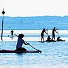 Vier Stand-up-Paddller fahren auf dem Bodensee.