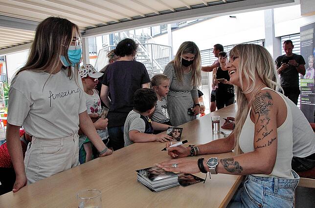Bild 9: Bilder von der Autogrammstunde von Matthias Reim und Christin Stark in der Nachsorgeklinik Tannheim