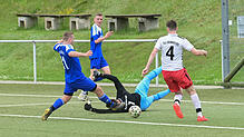 Der FV Tennenbronn gewann das Bezirksliga-Heimspiel gegen den TuS Bonndorf mit 4:2. Hier erzielt Marco Maurer (links) den vierten Treffer.