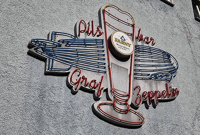 Die Neonreklame soll das Zeppelin Museum bekommen.