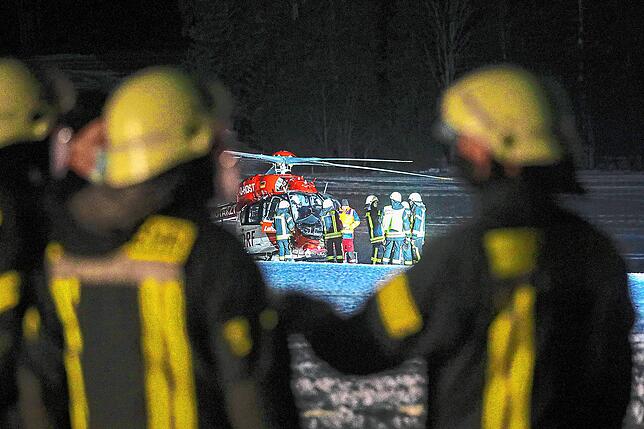 Feuerwehrleute beobachten, wie der schwerverletzte Vater mit dem Rettungshubschrauber abtransportiert wird. Der 61-Jährige stirbt wenige ...