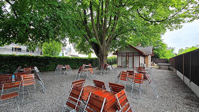 Hier wird in wenigen Tagen wieder Leben einkehren: Der Biergarten des Bahnhofs Fischbach wird gerade noch bestuhlt.