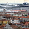 Ein Kreuzfahrtschiff navigiert im Canale della Giudecca in Venedig. Für Tagestouristen will die italienische Stadt ab 2020 Eintrittsgeld ...
