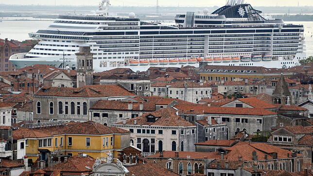 Ein Kreuzfahrtschiff navigiert im Canale della Giudecca in Venedig. Für Tagestouristen will die italienische Stadt ab 2020 Eintrittsgeld ...