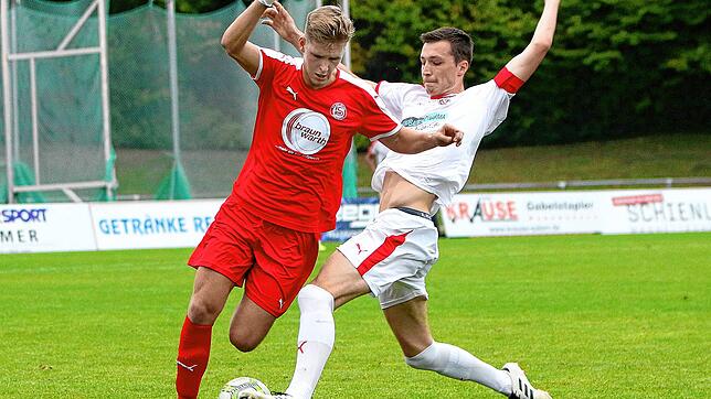 Felix Heuel (rechts) wird zukünftig in der Verbandsliga gegen den Ball treten. Der Kapitän des SC Gottmadingen-Bietingen schließt sich ...