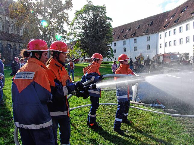 Wasser marsch! Die Jugendfeuerwehren der Gemeinde und der Schlossschule löschen gemeinsam das Feuer.