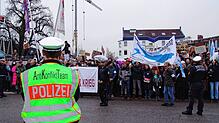 Die Gruppe der AfD-Anhänger bei der Demonstration gegen eine geplante Flüchtlingsunterkunft im Dezember in Salem war klein. Groß dagegen ...