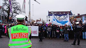 Die Gruppe der AfD-Anhänger bei der Demonstration gegen eine geplante Flüchtlingsunterkunft im Dezember in Salem war klein. Groß dagegen ...