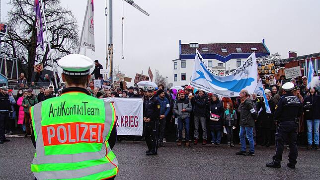 Die Gruppe der AfD-Anhänger bei der Demonstration gegen eine geplante Flüchtlingsunterkunft im Dezember in Salem war klein. Groß dagegen ...