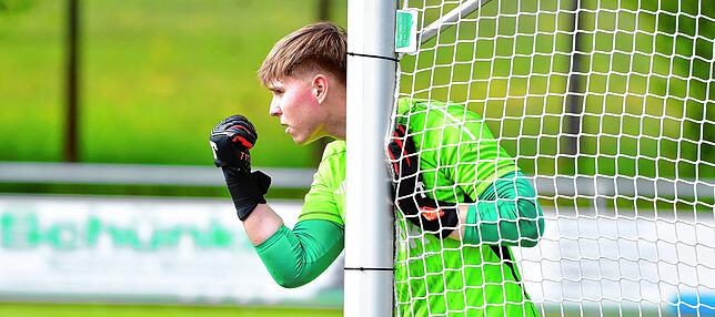 Alles im Griff: Niklas Frey lieferte als Vertreter von Elvis Gojak eine tadellose Partie im Kasten des SV Blau-Weiß Murg ab und hatte ...