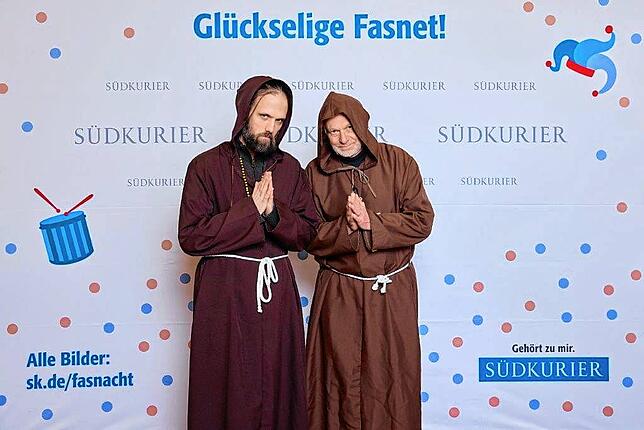 Bild 4: Bilder der SWR-Fasnacht: Narren glänzen vor der SÜDKURIER-VIP-Wand im Konzil