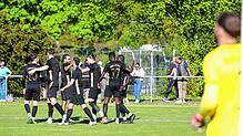Der Türkische SV Singen siegt klar mit 3:0 gegen den SC Pfullendorf und feiert dies dementsprechend.