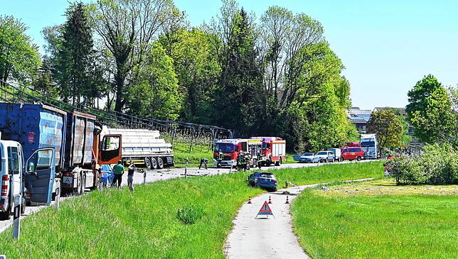Die B33 musste für die Rettungsmaßnahmen voll gesperrt werden.