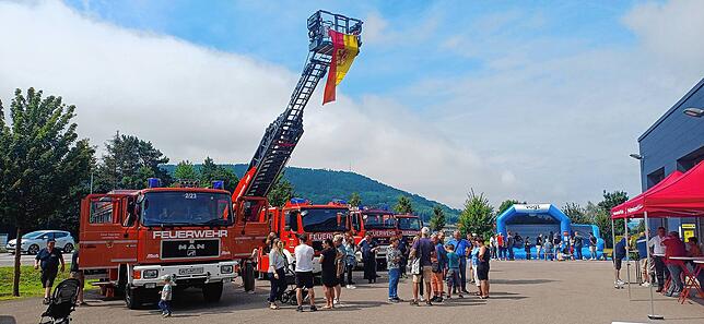 Die Hüpfburg und die ausgestellten Feuerwehrfahrzeuge waren ein Anziehungspunkt für klein und groß.