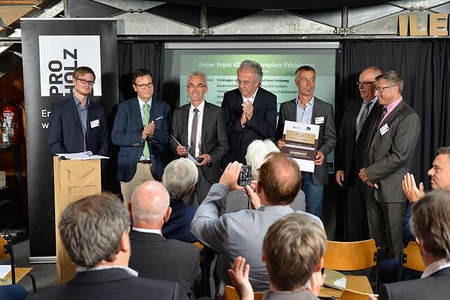 Bei der Preisverleihung in Stuttgart (von links): Stephan Hofherr (Initiative Holz-Pro-Klima), Forstminister Peter Hauk, Bürgermeister ...