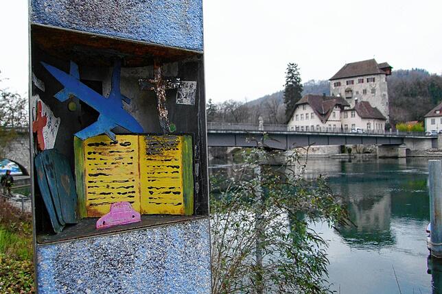 Nachdem das hinter Glas liegende Innenleben der beiden Halbsäulen des Kunstwerks von Sepp Briechle, Ideengeber und Mitinitator des ...