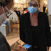 Tatjana Joos (rechts) kontrolliert bei Heikorn den QR-Code einer Kundin.