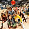 Flashmob im Schmidts Markt: Die Gloria-Darsteller überraschen die Kunden mit ihrem Auftritt.