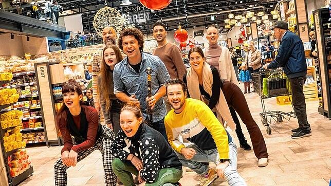 Flashmob im Schmidts Markt: Die Gloria-Darsteller überraschen die Kunden mit ihrem Auftritt.