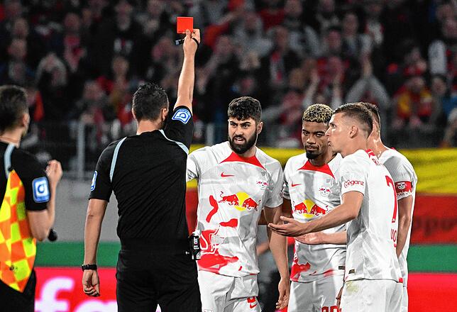 Schiedsrichter Sven Jablonski (l) zeigt Leipzigs Josko Gvardiol (M) die Rote Karte.