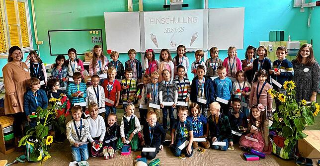 Die erste Klasse der Ostbaarschule Oberbaldingen mit den Klassenlehrerinnen Lisa Huber und Darleen Roth