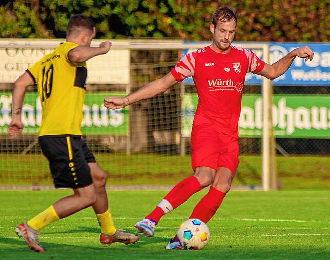 Wiedersehen am Sonntag: Mark Kaiser (rechts, mit Luca Laabs) freut sich mit der Spvgg. Wutöschingen aufs Derby gegen den Lokalrivalen ...