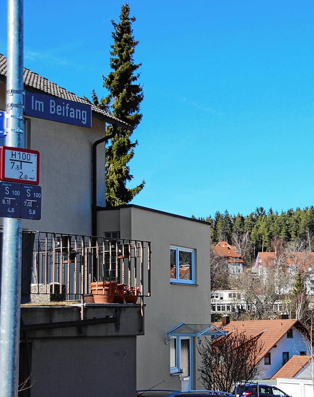 Eine Kreuzung bildet das nordwestliche Ende der Straße.