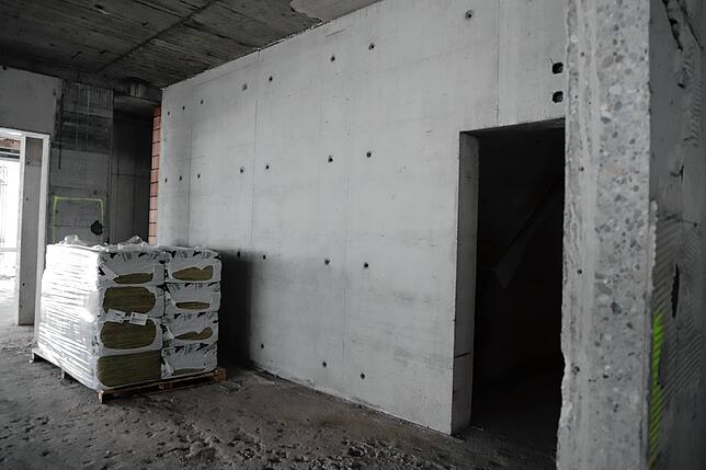 Diese Sichtbetonwand durchzieht das ganze Gebäude und dient der Erdbebensicherung.
