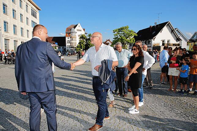 Die Schlange der Gratulanten schien gar nicht abzureißen: Viele beglückwünschten den alten und neuen Oberbürgermeister Singens Bernd ...