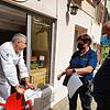 Bruno Lamano von der Gelateria Gli Artisti im Gespräch mit Carmen Wehrle und Jörg Sommer von der Ortspolizeibehörde. Noch geht es nur um ...