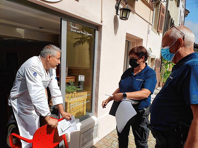 Bruno Lamano von der Gelateria Gli Artisti im Gespräch mit Carmen Wehrle und Jörg Sommer von der Ortspolizeibehörde. Noch geht es nur um ...