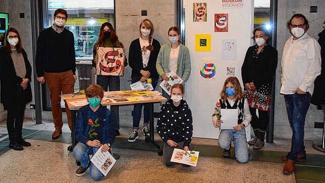 Bei der Siegerehrung (hinten von links): Martina Kölsch, Johannes Waldschütz, Selina Sauter, Julia Schuler, Charlotte Sommer, Corinna ...