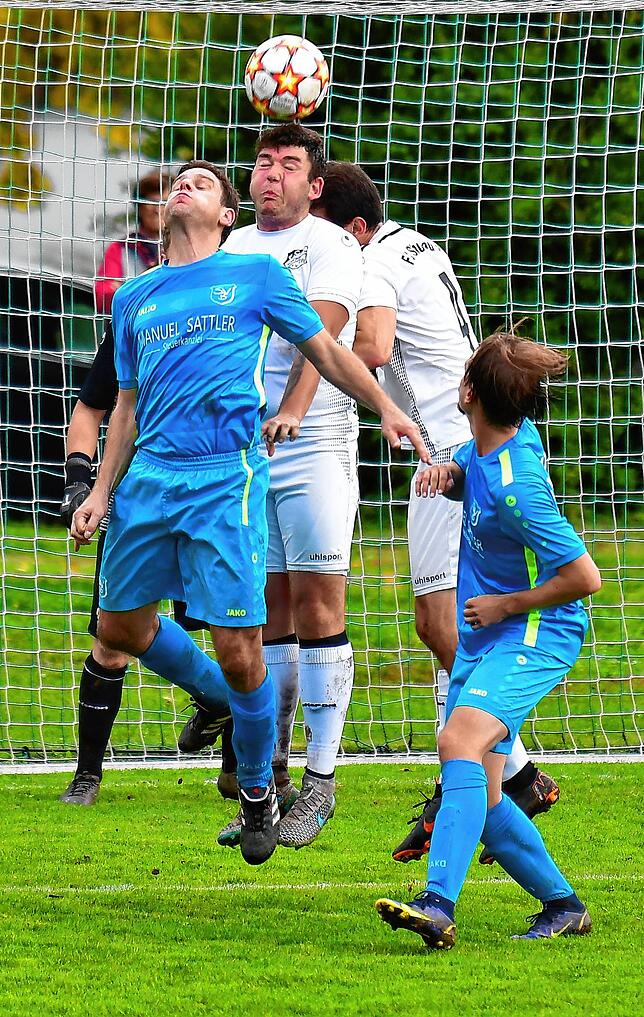 Zweikampfstark: Fabian Behringer (Mitte) klärt per Kopf vor Denys Martini, der den SV Buch kurz vor der Pause gegen den FC Schönau mit ...