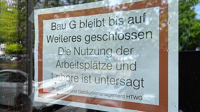 Schilder weisen an den verschiedenen Eingängen darauf hin, dass vorerst niemand das Haus betreten darf. Auch die Labore sind gesperrt.