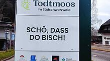 Touristen und Tagesgäste werden mit neuen Stelen an den Ortseingängen von Todtmoos freundlich begrüßt..Bild abö.