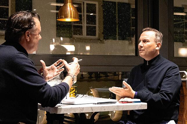 Starkoch Tim Raue (re.) im Gespräch mit dem SÜDKURIER-Hincooker Andreas Schuler.