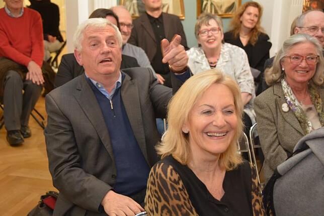 Prominente Besucher: Arnold Stadler, der seinen buchtitelgebenden Aufsatz über Walser vorlas, und Bestseller-Autorin Gaby Hauptmann. ...